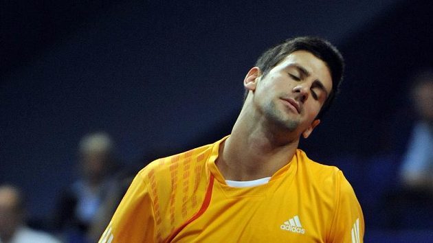 Srbský tenista Novak Djokovič během zápasu s Radkem Štěpánkem na turnaji v Basileji. Srbský tenista Novak Djokovič během zápasu s Radkem Štěpánkem na turnaji v Basileji.