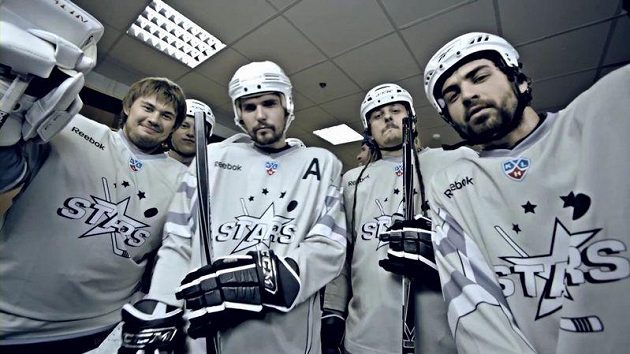 V klipu k neoficiální hymně KHL si zahráli i některé hvězdy ligy. V klipu k neoficiální hymně KHL si zahráli i některé hvězdy ligy.