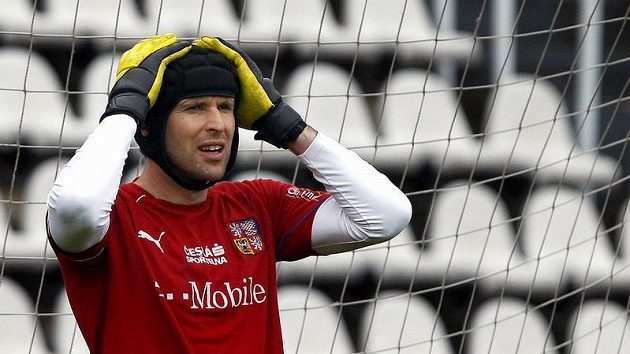 Zraněný Petr Čech se do brány ještě vrátit nemůže. Ani v Chelsea, ani v reprezentaci. Zraněný Petr Čech se do brány ještě vrátit nemůže. Ani v Chelsea, ani v reprezentaci.