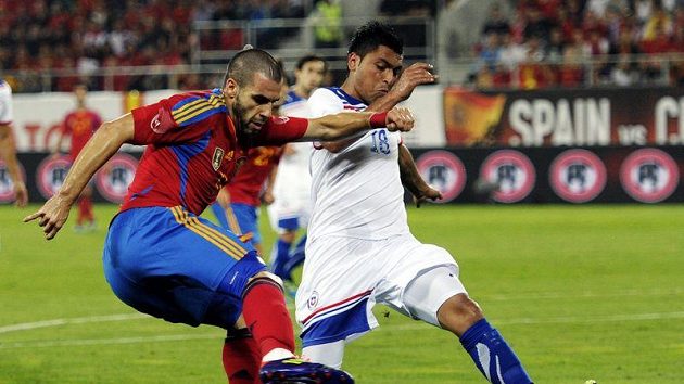 Gonzalo Jaras z Chile (v bílém) brání Španěla Alvara Negreda. Gonzalo Jaras z Chile (v bílém) brání Španěla Alvara Negreda.