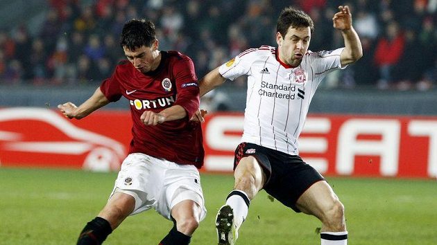 Sparťan Jakub Podaný (vlevo) bojuje o míč s Joem Colem z Liverpoolu. Sparťan Jakub Podaný (vlevo) bojuje o míč s Joem Colem z Liverpoolu.
