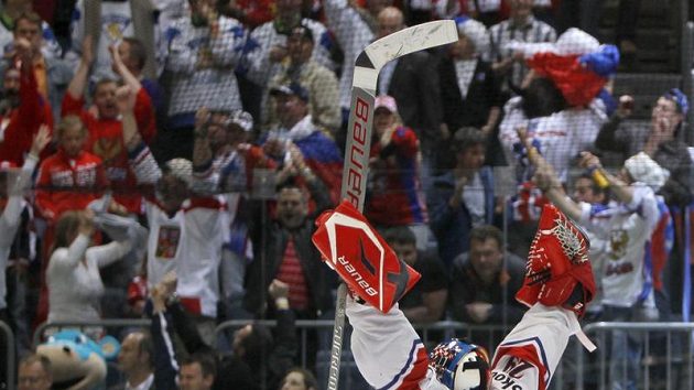 Český brankář Tomáš Vokoun se raduje z postupu do finále mistrovství světa v Německu. Český brankář Tomáš Vokoun se raduje z postupu do finále mistrovství světa v Německu.