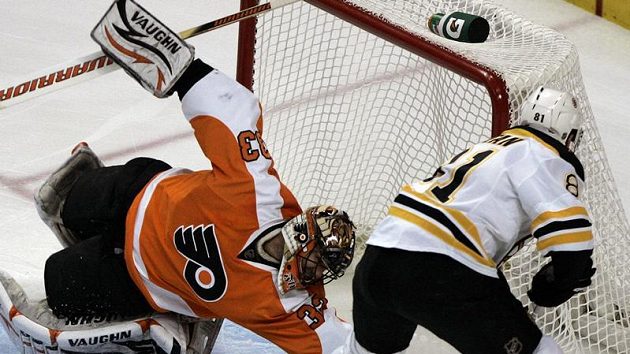 Miroslav Šatan z Bostonu překonává gólmana Philadelphie Briana Bouchera ve třetím duelu semifinále Východní konference. Miroslav Šatan z Bostonu překonává gólmana Philadelphie Briana Bouchera ve třetím duelu semifinále Východní konference.