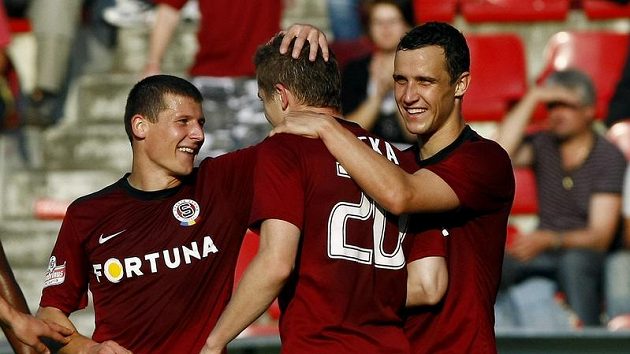 Sparťani Pamič, Kucka a Kladrubský se radují z gólu do sítě Palerma. Sparťani Pamič, Kucka a Kladrubský se radují z gólu do sítě Palerma.