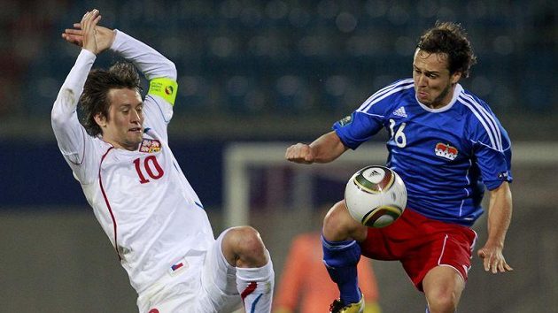 Tomáš Rosický (vlevo) se snaží sebrat míč Philippe Erneovi z Lichtenštejnska. Tomáš Rosický (vlevo) se snaží sebrat míč Philippe Erneovi z Lichtenštejnska.
