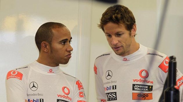 Britové Lewis Hamilton (vlevo) a Jenson Button diskutují v depu. Britové Lewis Hamilton (vlevo) a Jenson Button diskutují v depu.