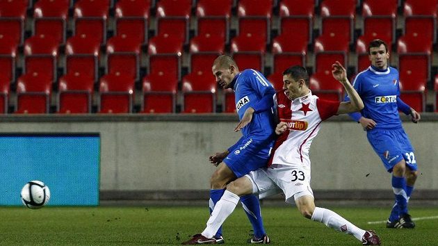Slávista Milutinovič a ostravský Vašenda se přetlačují v souboji v dohrávce 15. kola Gambrinus ligy. Slávista Milutinovič a ostravský Vašenda se přetlačují v souboji v dohrávce 15. kola Gambrinus ligy.
