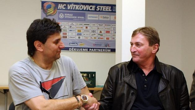 Před sérií Vítkovice - Slavia si znesváření trenéři Alois Hadamczik a Vladimír Růžička potřásli pravicemi. Před sérií Vítkovice - Slavia si znesváření trenéři Alois Hadamczik a Vladimír Růžička potřásli pravicemi.