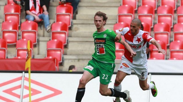 Hocine Ragued ze Slavie (vpravo) stíhá Marka Jarolíma z Jablonce. Hocine Ragued ze Slavie (vpravo) stíhá Marka Jarolíma z Jablonce.