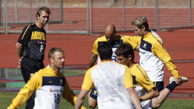 Trenér fotbalistů Austrálie Pim Verbeek sleduje trénink svých svěřenců Trenér fotbalistů Austrálie Pim Verbeek sleduje trénink svých svěřenců