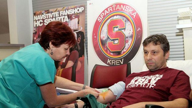 Sparťanský trenér Josef Jandač při odběru krve. Sparťanský trenér Josef Jandač při odběru krve.