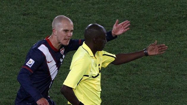 Michael Bradley nadává rozhodčímu Komanu Coulibalymu po neuznaném regulérním gólu Spojených států. Michael Bradley nadává rozhodčímu Komanu Coulibalymu po neuznaném regulérním gólu Spojených států.