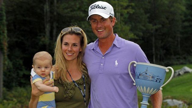 Webb Simpson slavil vítězství v Nortonu s manželkou Dowd a synem Jamesem. Webb Simpson slavil vítězství v Nortonu s manželkou Dowd a synem Jamesem.