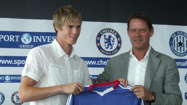 Olomoucký stoper Tomáš Kalas (vlevo) dostává od sportovní ředitele Franka Arnesena dres Chelsea. Olomoucký stoper Tomáš Kalas (vlevo) dostává od sportovní ředitele Franka Arnesena dres Chelsea.
