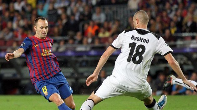 Andres Iniesta to načal. Pohrál si s Davidem Bystroněm a pak parádně skóroval. Andres Iniesta to načal. Pohrál si s Davidem Bystroněm a pak parádně skóroval.
