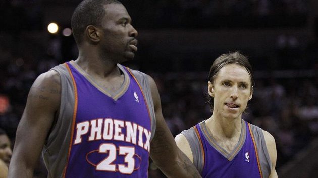 Basketbalisté Phoenixu Steve Nash (vpravo) a Jason Richardson Basketbalisté Phoenixu Steve Nash (vpravo) a Jason Richardson