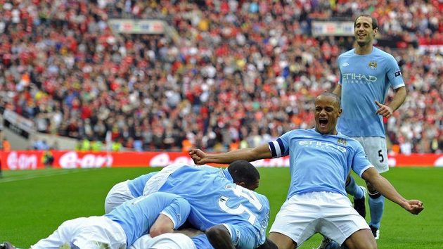 Fotbalisté Manchesteru City se radují z branky do sítě svého městského rivala United. Fotbalisté Manchesteru City se radují z branky do sítě svého městského rivala United.
