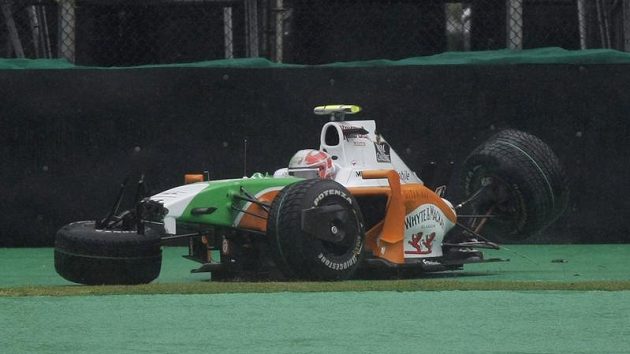 Italského pilota Vitantonia Liuzziho postihla během kvalifkace na GP Brazílie nehoda Italského pilota Vitantonia Liuzziho postihla během kvalifkace na GP Brazílie nehoda