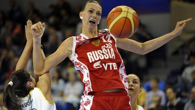 Ruská hráčka Irina Osipovová pod argentinským košem. Ruská hráčka Irina Osipovová pod argentinským košem.