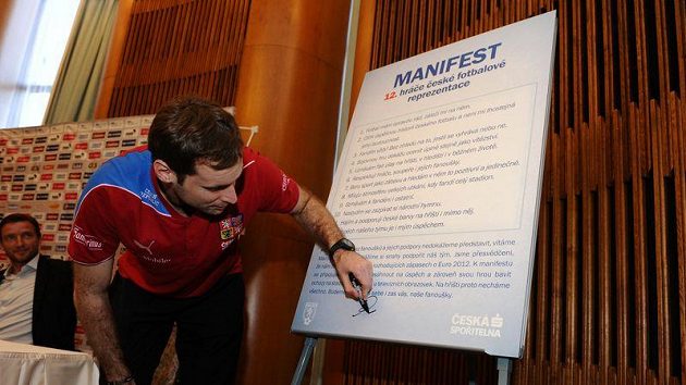 Petr Čech podepisuje za spoluhráče manifest 12. hráče Petr Čech podepisuje za spoluhráče manifest 12. hráče