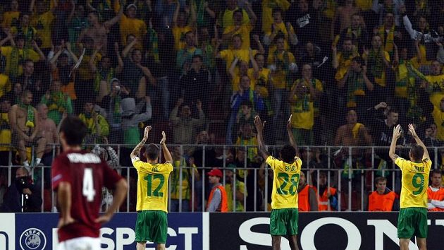 Fotbalisté Žiliny děkují svým fanouškům po výhře nad Spartou Fotbalisté Žiliny děkují svým fanouškům po výhře nad Spartou