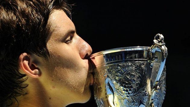 Jiří Veselý s trofejí pro vítěze juniorky na Australian Open. Jiří Veselý s trofejí pro vítěze juniorky na Australian Open.