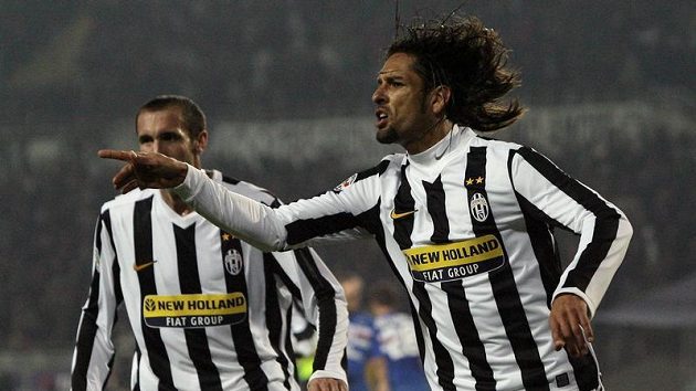 Amauri z Juventusu Turín (vpravo) se raduje z branky do sítě Sampdorie Janov. Amauri z Juventusu Turín (vpravo) se raduje z branky do sítě Sampdorie Janov.