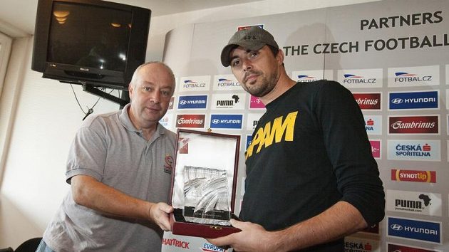 Olomoucký útočník Michal Ordoš (vpravo) přebírá od zástupce Klubu sportovních novinářů Karla Felta cenu pro krále střelců. Olomoucký útočník Michal Ordoš (vpravo) přebírá od zástupce Klubu sportovních novinářů Karla Felta cenu pro krále střelců.