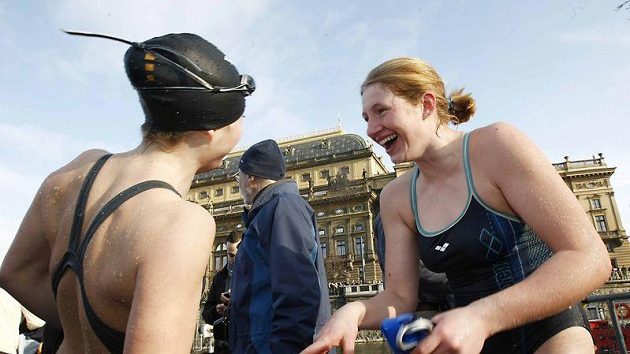 Dálková plavkyně a pokořitelka kanálu La Manche Lenka Štěrbová (vpravo) na archivním snímku. Dálková plavkyně a pokořitelka kanálu La Manche Lenka Štěrbová (vpravo) na archivním snímku.