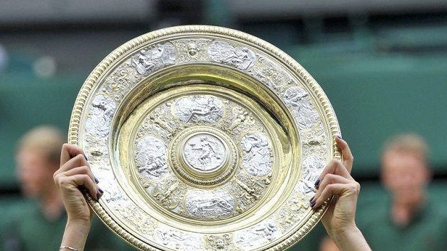 Petra Kvitová završila wimbledonské tažení finálovou výhrou nad Ruskou Šarapovovou a zvedla nad hlavu tolik ceněný vítězný talíř. Petra Kvitová završila wimbledonské tažení finálovou výhrou nad Ruskou Šarapovovou a zvedla nad hlavu tolik ceněný vítězný talíř.