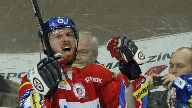 Pardubický Libor Pivko oslavuje vstřelenou branku. Pardubický Libor Pivko oslavuje vstřelenou branku.