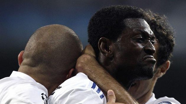 Emmanuel Adebayor v objetí spoluhráčů z Realu. Emmanuel Adebayor v objetí spoluhráčů z Realu.