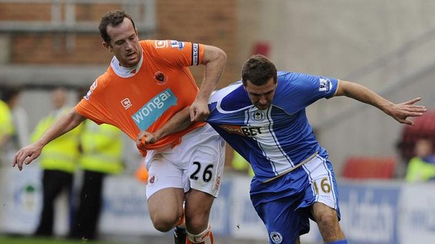 Charlie Adam (vlevo) z Blackpoolu v souboji s Jamesem McArthurem ze severoanglického Wiganu v zápase prvního kola nového ročníku Premiere League. Charlie Adam (vlevo) z Blackpoolu v souboji s Jamesem McArthurem ze severoanglického Wiganu v zápase prvního kola nového ročníku Premiere League.