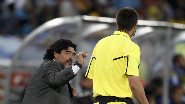 Diego Maradona diskutuje s rozhodčím během zápasu s Řeky. Diego Maradona diskutuje s rozhodčím během zápasu s Řeky.