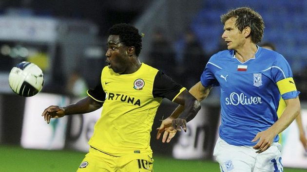 Bony Wilfried (vlevo) a Bartosz Bosacki v utkání Sparty s Lechem Poznaň. Bony Wilfried (vlevo) a Bartosz Bosacki v utkání Sparty s Lechem Poznaň.