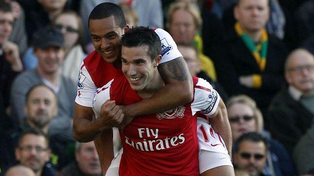 Robin Van Persie (vpředu) oslavuje se spoluhráčem Walcottem svůj druhý gól proti Norwichi. Robin Van Persie (vpředu) oslavuje se spoluhráčem Walcottem svůj druhý gól proti Norwichi.