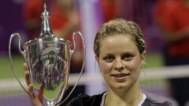 Belgická tenistka Kim Clijstersová s trofejí pro vítězku Turnaje mistryň Belgická tenistka Kim Clijstersová s trofejí pro vítězku Turnaje mistryň