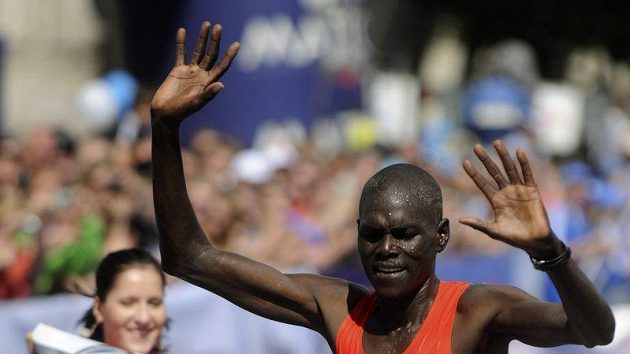 Vítězný Keňan Benson Kipchumba Barus dobíhá do cíle 17. ročníku Pražského maratónu. Vítězný Keňan Benson Kipchumba Barus dobíhá do cíle 17. ročníku Pražského maratónu.