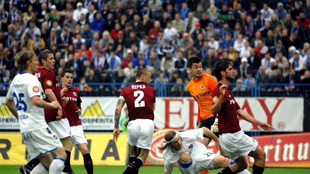 Sparťanský kapitán Řepka si dává v Ostravě vlastní gól. Sparťanský kapitán Řepka si dává v Ostravě vlastní gól.