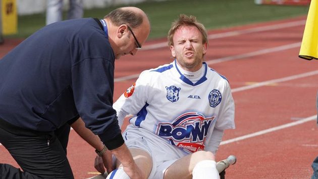 Zraněný kladenský záložník Ondřej Szabo. Zraněný kladenský záložník Ondřej Szabo.