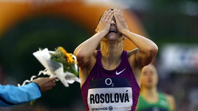 Takhle se radovala Denisa Rosolová z vítězství v běhu na 400 metrů na Zlaté tretře. Takhle se radovala Denisa Rosolová z vítězství v běhu na 400 metrů na Zlaté tretře.