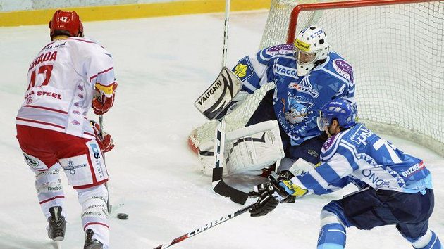 Václav Varaďa z Třince (vlevo) sesnaží překonat kladesnkého brankáře Martina Faltera, jemuž pomáhá bránit Jan Piskáček. Václav Varaďa z Třince (vlevo) sesnaží překonat kladesnkého brankáře Martina Faltera, jemuž pomáhá bránit Jan Piskáček.