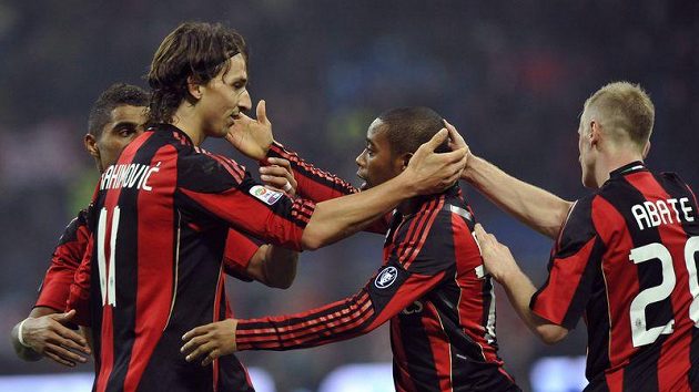Fotbalisté AC Milán se radují z branky. Fotbalisté AC Milán se radují z branky.