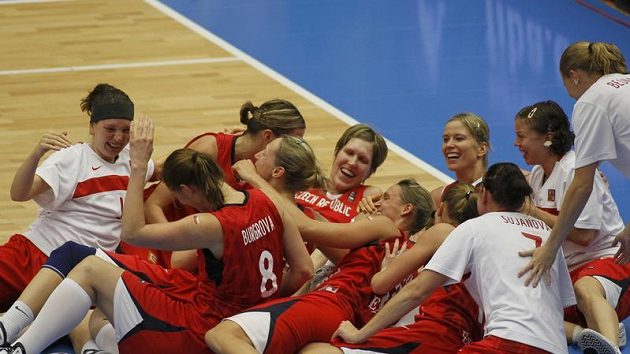 Šťastné basketbalistky České republiky po výhře ve čtvrtfinále MS Šťastné basketbalistky České republiky po výhře ve čtvrtfinále MS