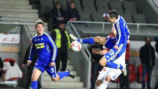 Fotbalista Olomouce Tomáš Janotka (vpravo) střílí na branku Slavie v dohrávce 12. kola Gambrinus ligy. Fotbalista Olomouce Tomáš Janotka (vpravo) střílí na branku Slavie v dohrávce 12. kola Gambrinus ligy.
