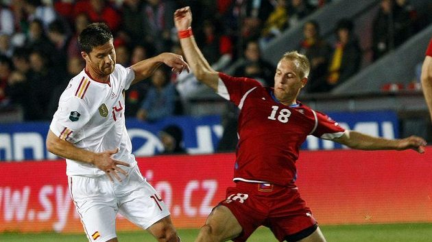 Španěl Xabi Alonso (vlevo) v souboji s Danielem Kolářem. Jasně že španělskýn player měl navrch. Španěl Xabi Alonso (vlevo) v souboji s Danielem Kolářem. Jasně že španělskýn player měl navrch.