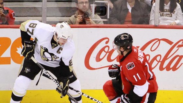 Tučňák Sidney Crosby (87) v souboji s Danielem Alfredssonem z Ottawy Tučňák Sidney Crosby (87) v souboji s Danielem Alfredssonem z Ottawy