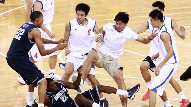 Bitka při přátelském basketbalovém utkání v Číně mezi tamním Bayi a americkým univerzitním týmem z Georgetownu. Bitka při přátelském basketbalovém utkání v Číně mezi tamním Bayi a americkým univerzitním týmem z Georgetownu.