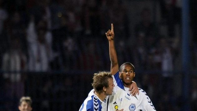 Radek Dejmek (vlevo) a Theo Gebre Selassie se radují z gólu Liberce do sítě Slavie Radek Dejmek (vlevo) a Theo Gebre Selassie se radují z gólu Liberce do sítě Slavie