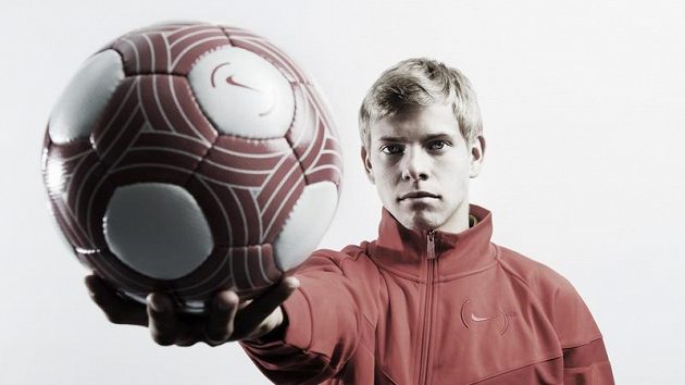 Ostravský útočník Matěj Vydra předvádí červený míč, s nímž se bude hrát nedělní duel Baníku se Spartou. Ostravský útočník Matěj Vydra předvádí červený míč, s nímž se bude hrát nedělní duel Baníku se Spartou.